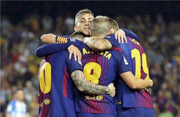 إنييستا بين لاعبي برشلونة