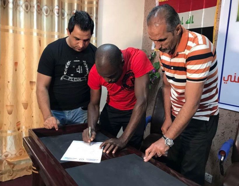 جانب من التوقيع