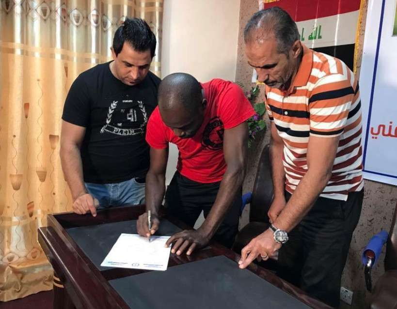 جانب من التوقيع