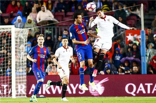 إحدى مواجهات برشلونة وإشبيلية السابقة