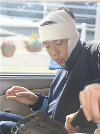 كينغو ناكامورا وهو متوجه إلى المستشفى لإجراء الفحوصات