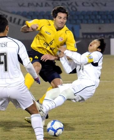 الياباني كينغو ناكامورا ( يمين ) عندما إحتك بعنف مع أحد مدافعي سيونغنام الكوري