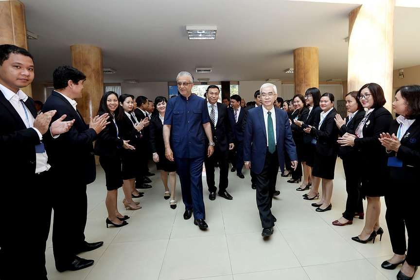 الشيخ سلمان لدى وصوله إلى مقر الاتحاد الفيتنامي