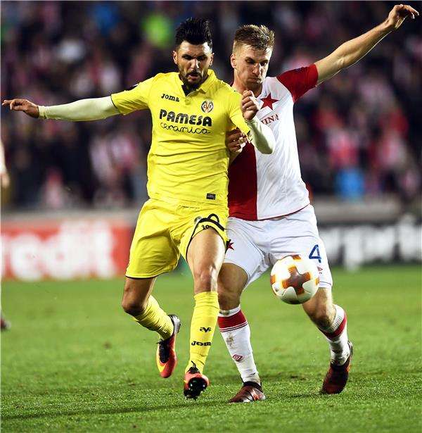 جانب من لقاء فياريال وسلافيا براج