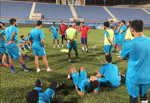 القبندي مع اللاعبين