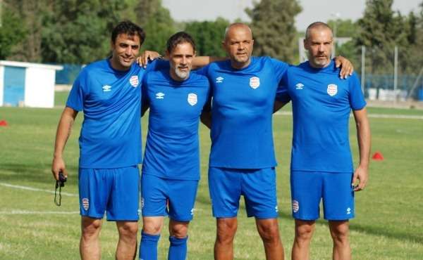 سيموني صحبة مساعديه