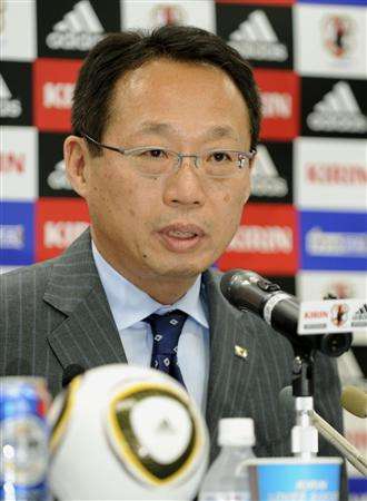 السيد تاكيشي أوكادا عند إعلانه لقائمة المنتخب الياباني