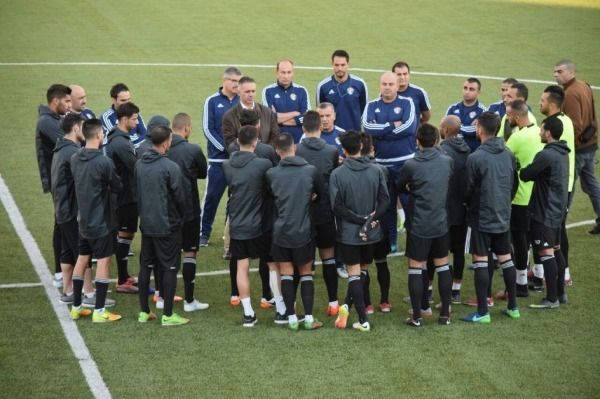 أبو عابد يتحدث للاعبين عن مباراة كمبوديا