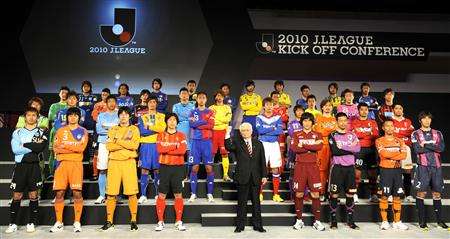 رئيس رابطة الدوري الياباني السيد أونيتاكي يتوسط بين الأندية اليابانية