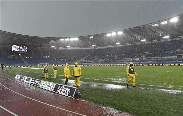 ملعب المباراة بعد سقوط الأمطار