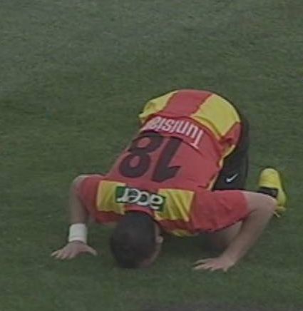 اللاعب وجدي بوعزي يسجد بعد تسجيله الهدف الثاني