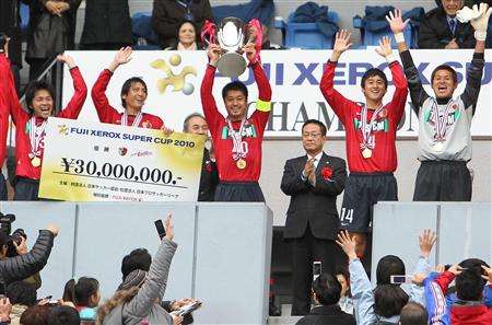 قائد فريق كاشيما أنتلرز ميتسو أوغاساوارا يرفع كأس السوبر بجانب زملائه