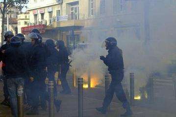 جانب من أعمال العنف في مباراة الذهاب