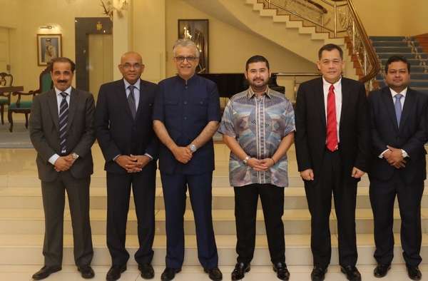 الشيخ سلمان والأمير إسماعيل يتوسطان مسؤولي الاتحادين الآسيوي والماليزي