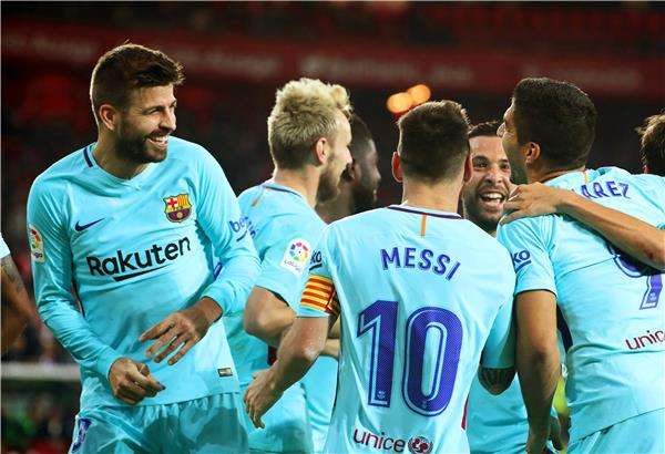 بيكيه مع لاعبي برشلونة