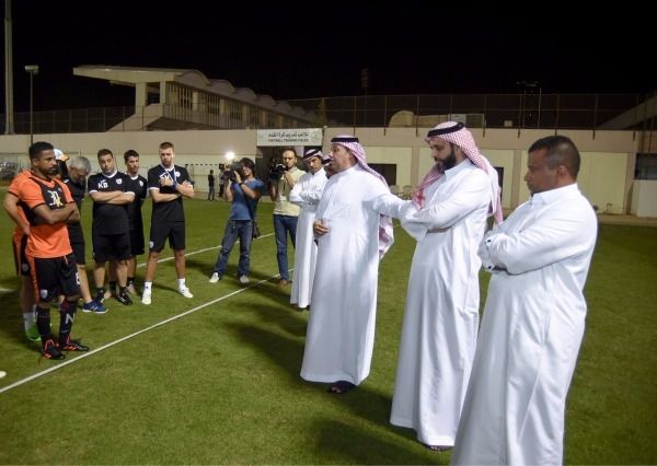 طلال آل الشيخ رفقة اللاعبين