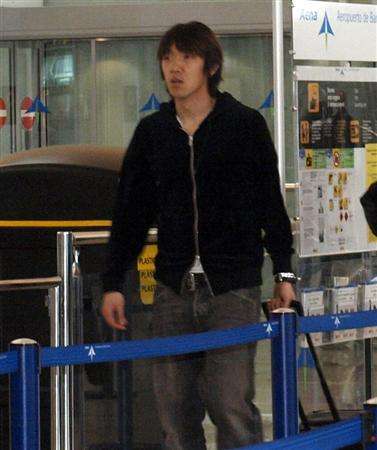 شونسوكي ناكامورا في مطار برشلونة يغادر إلى اليابان