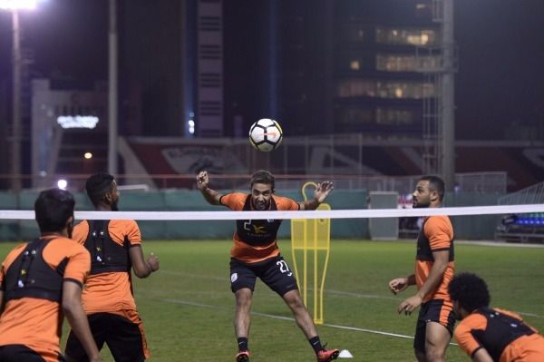 جانب من تدريبات الشباب