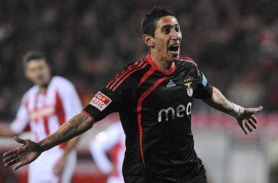 الأرجنتيني انخيل دي ماريا لاعب بنفيكا البرتغالي يحتفل بتسجيله الهاتريك