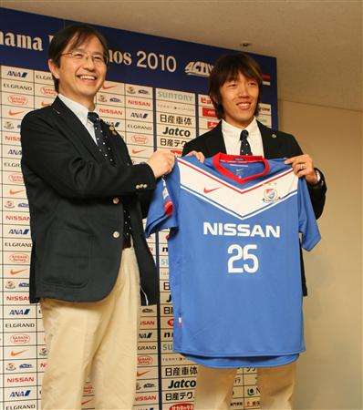 ناكامورا يعرض قميص يوكوهاما وبجانبه رئيس النادي السيد كايتسو أكيرا