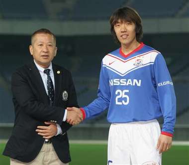 ناكامورا يصافح مدرب يوكوهاما السيد كازوشي كيمورا