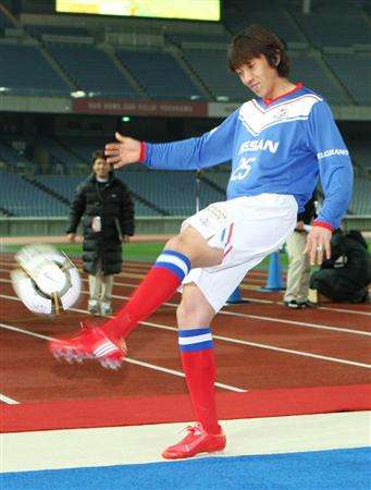 يستعرض بالكرة أمام الجماهير الحاضرة لأستاد نيسان