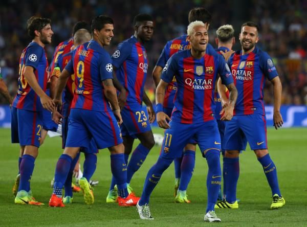 نيمار مع لاعبي برشلونة