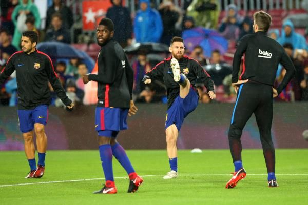 أومتيتي وسط لاعبي برشلونة