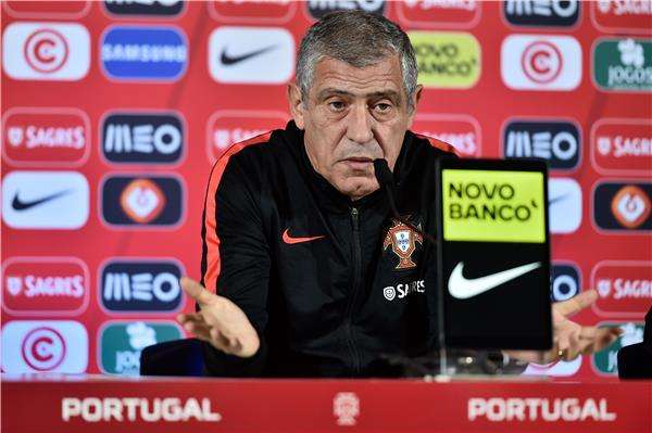 مدرب البرتغال خلال المؤتمر الصحفي