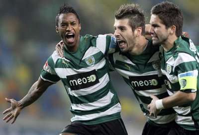 فرحة لاعبي سبورتينج بتسجيل هدف في مرمي بورتو