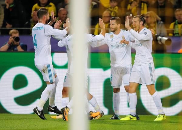 بيل مع لاعبي ريال مدريد