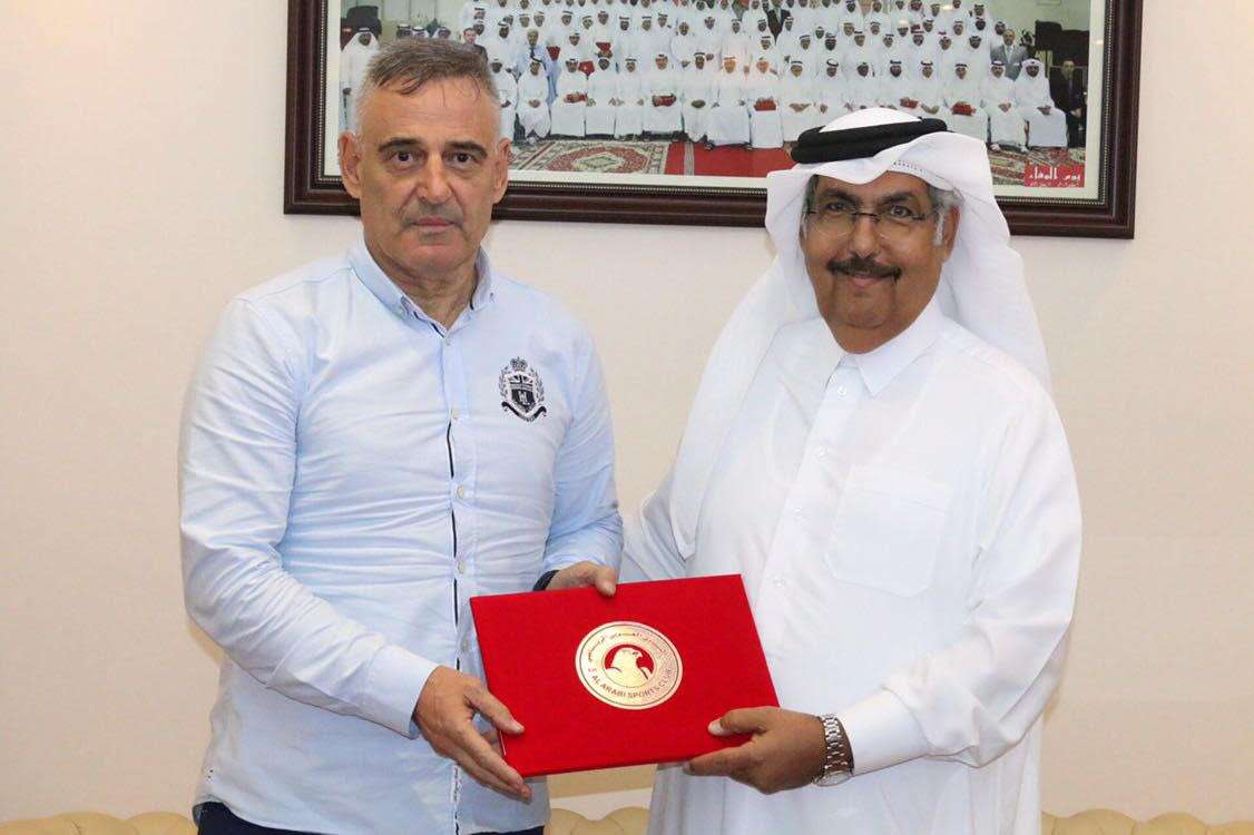 جاسم الكواري نائب رئيس العربي مع المدرب