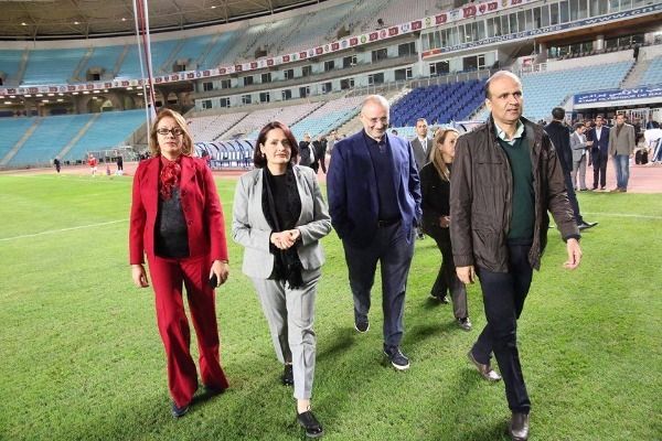 أثناء متابعة الشارني الحصة التدريبية للمنتخب