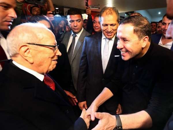 السبسي يصافح نبيل معلول