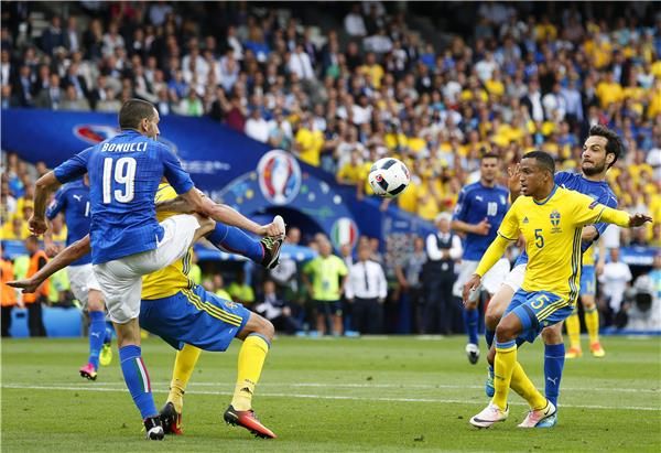 من مباراة الذهاب بين إيطاليا والسويد