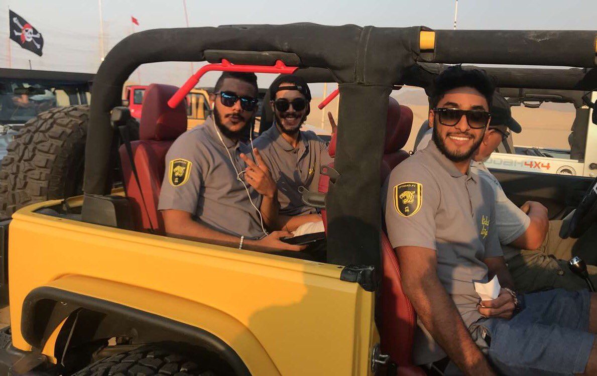 لاعبو اتحاد جدة خلال الرحلة