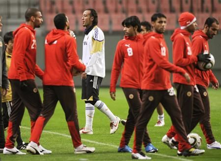 لاعبي المتخب البحرين يستعدون لإجراء التدريبات بعد نهاية تدريبات متخب اليابان