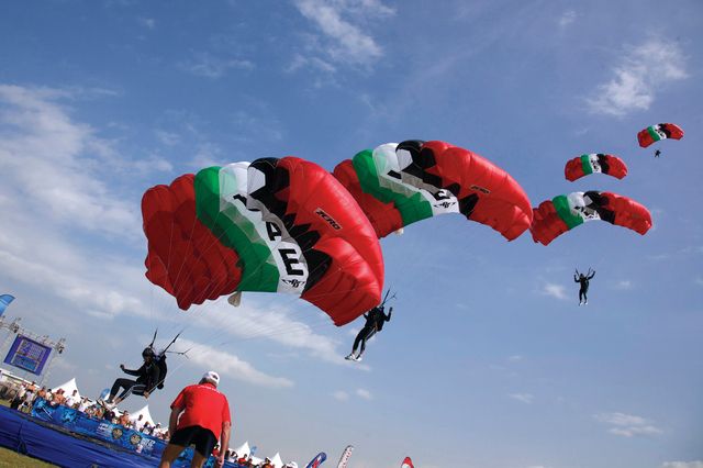 من القفز بالمظلات