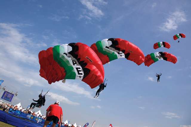 من القفز بالمظلات