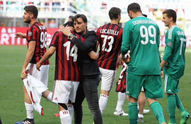 مونتيلا مع لاعبي ميلان