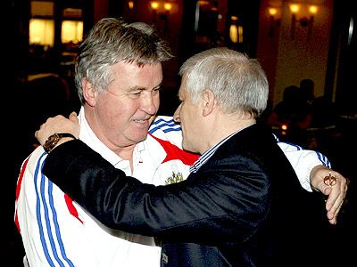 لحظة الوداع بين هيدينك ورئيس الإتحاد فورسينكو قبل التوجه إلى المجر