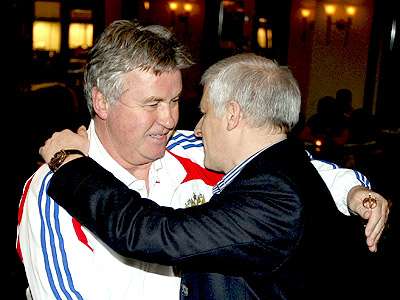 لحظة الوداع بين هيدينك ورئيس الإتحاد فورسينكو قبل التوجه إلى المجر