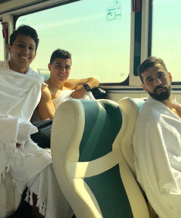 لاعبو منتخب مصر بملابس الإحرام