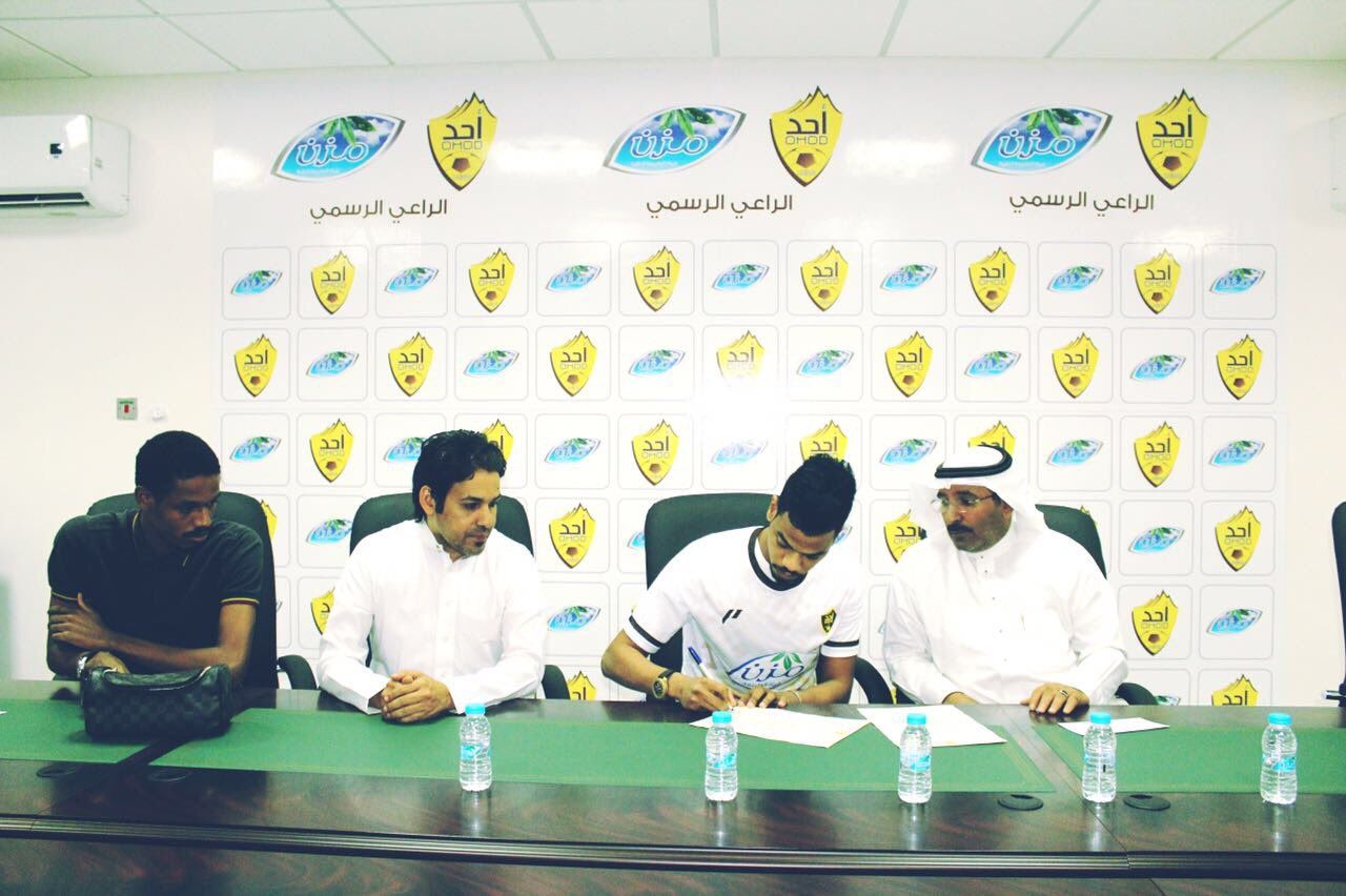 جانب من التوقيع