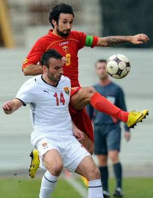 صراع على الكرة بين المونتينجري فوسينيتش(بالاحمر)المقدوني لازارفيكسي 