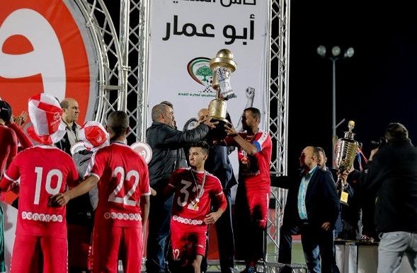 من التتويج