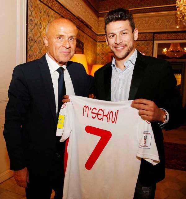 المساكني يهدي قميصه للسفير الفرنسي بتونس