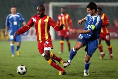 البوسني سفاهيتش يحاول نيل الكرة من الغاني ماثيو امواه