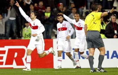 فرحة إيمري جونجور (اليسار) بالهدف الاول