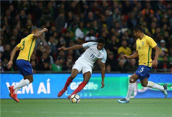 لقطة من ودية إنجلترا والبرازيل